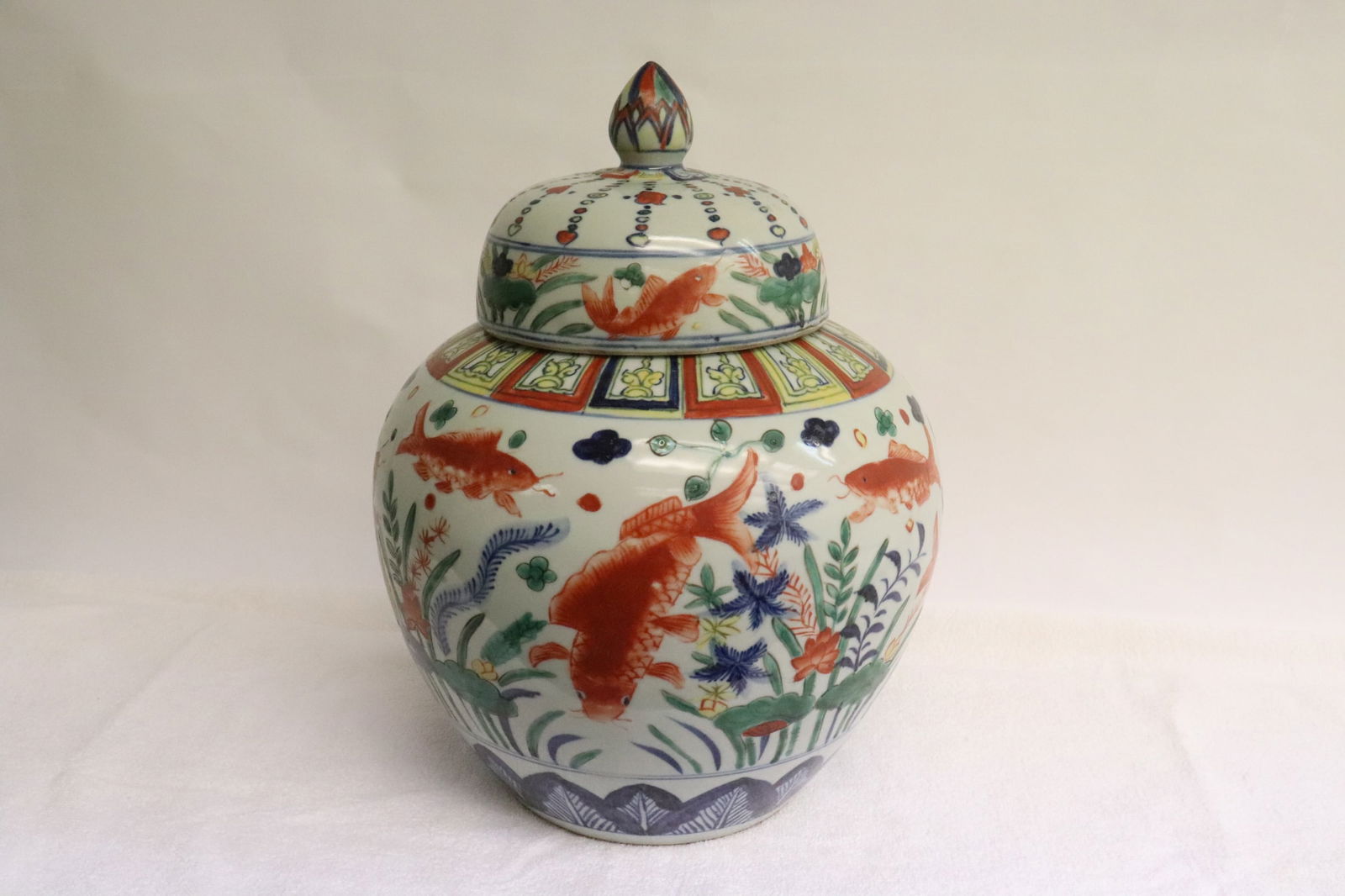 Chinese wucai porcelain covered jar: Chinese wucai porcelain covered jar, 13.5"x10.35"dia