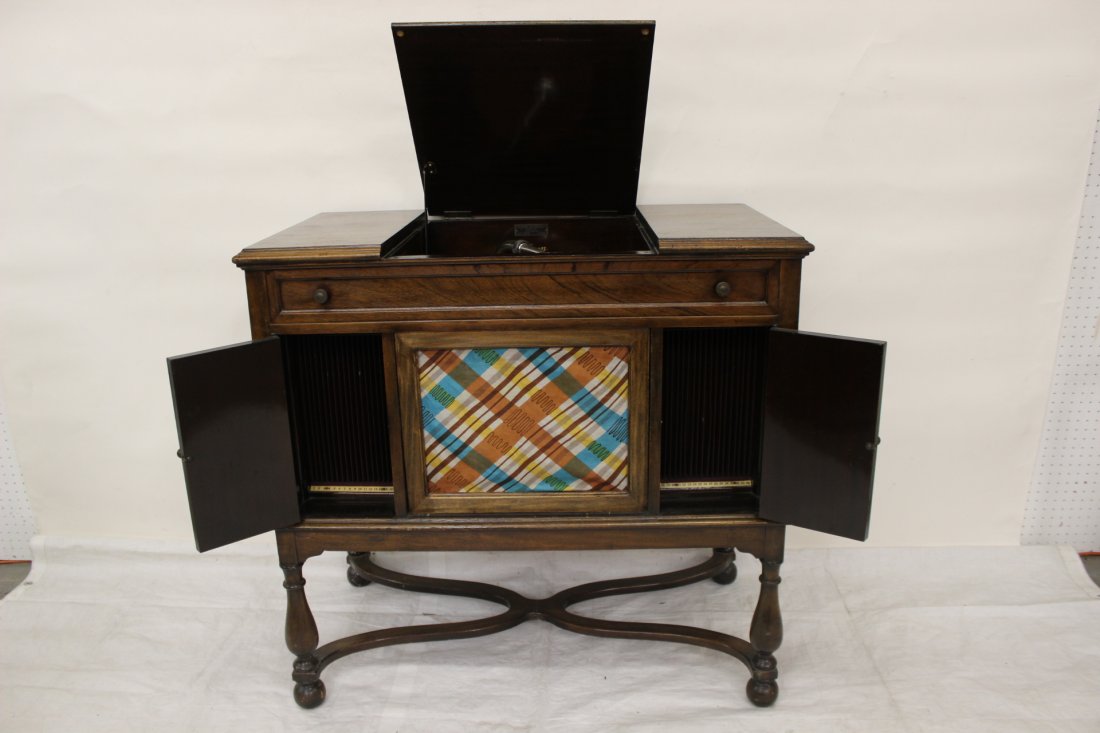 A mahogany cased Thomas Edison phonograph: A mahogany cased Thomas Edison phonograph made by Thomas Edison co., the case decorated with inlaid and comprising 2 side record storage compartment (with extra head), 38.5"x43"x22.25"