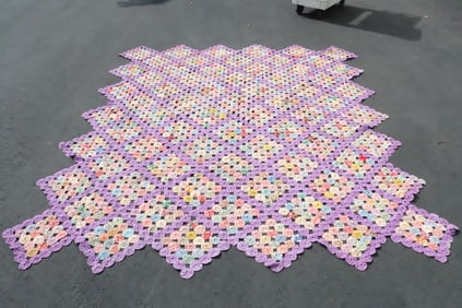 Unusually large wedding ring pattern quilt