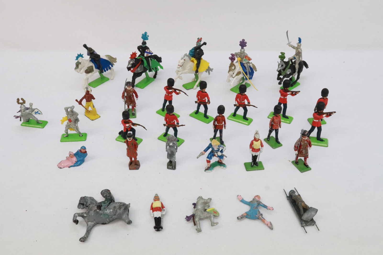 Lot of vintage lead soldiers: Lot of vintage lead soldiers, condition various, 1.15"H - 4"H