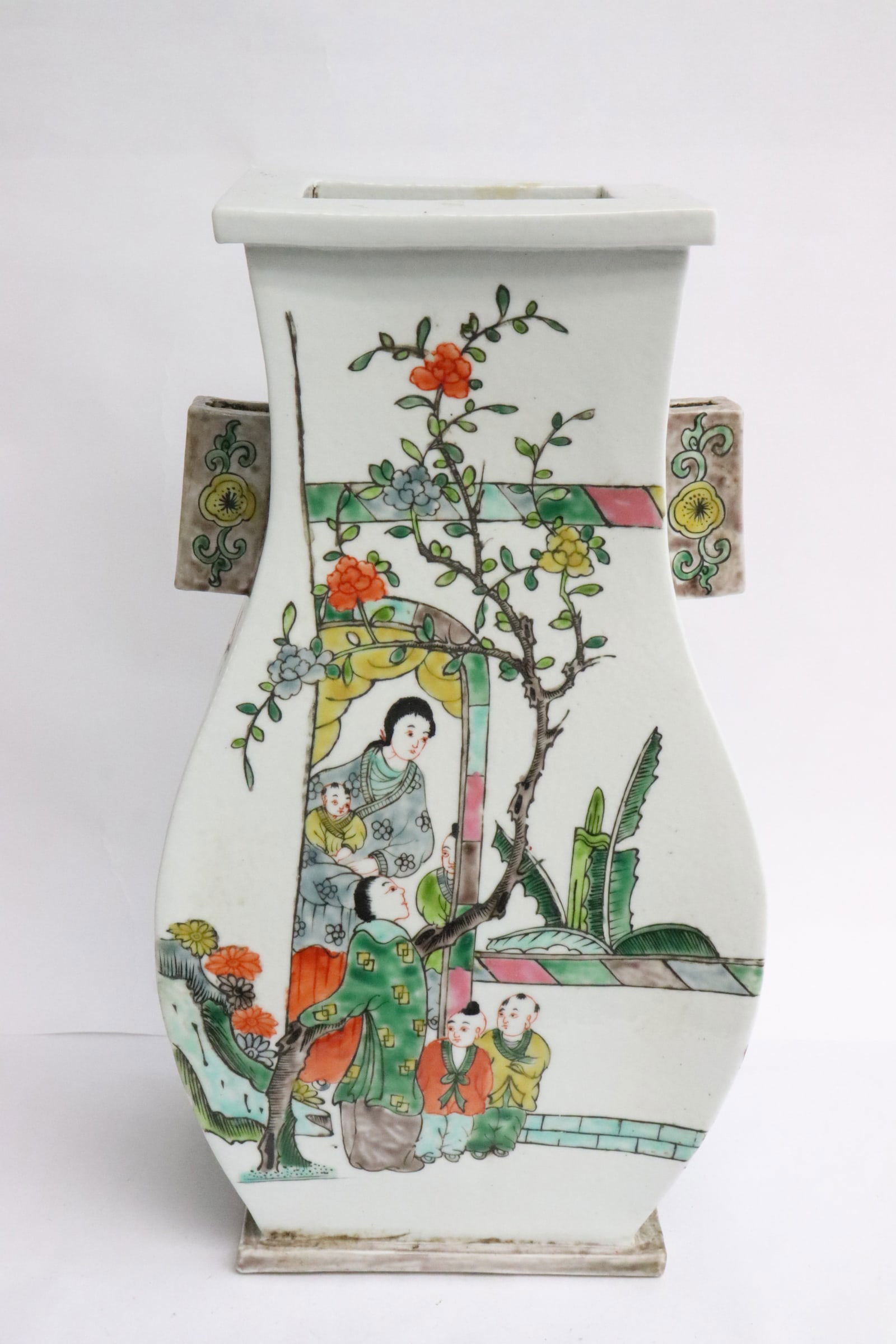Chinese famille rose porcelain jar: Chinese famille rose porcelain jar, 13.5"x7.25"x5.35"