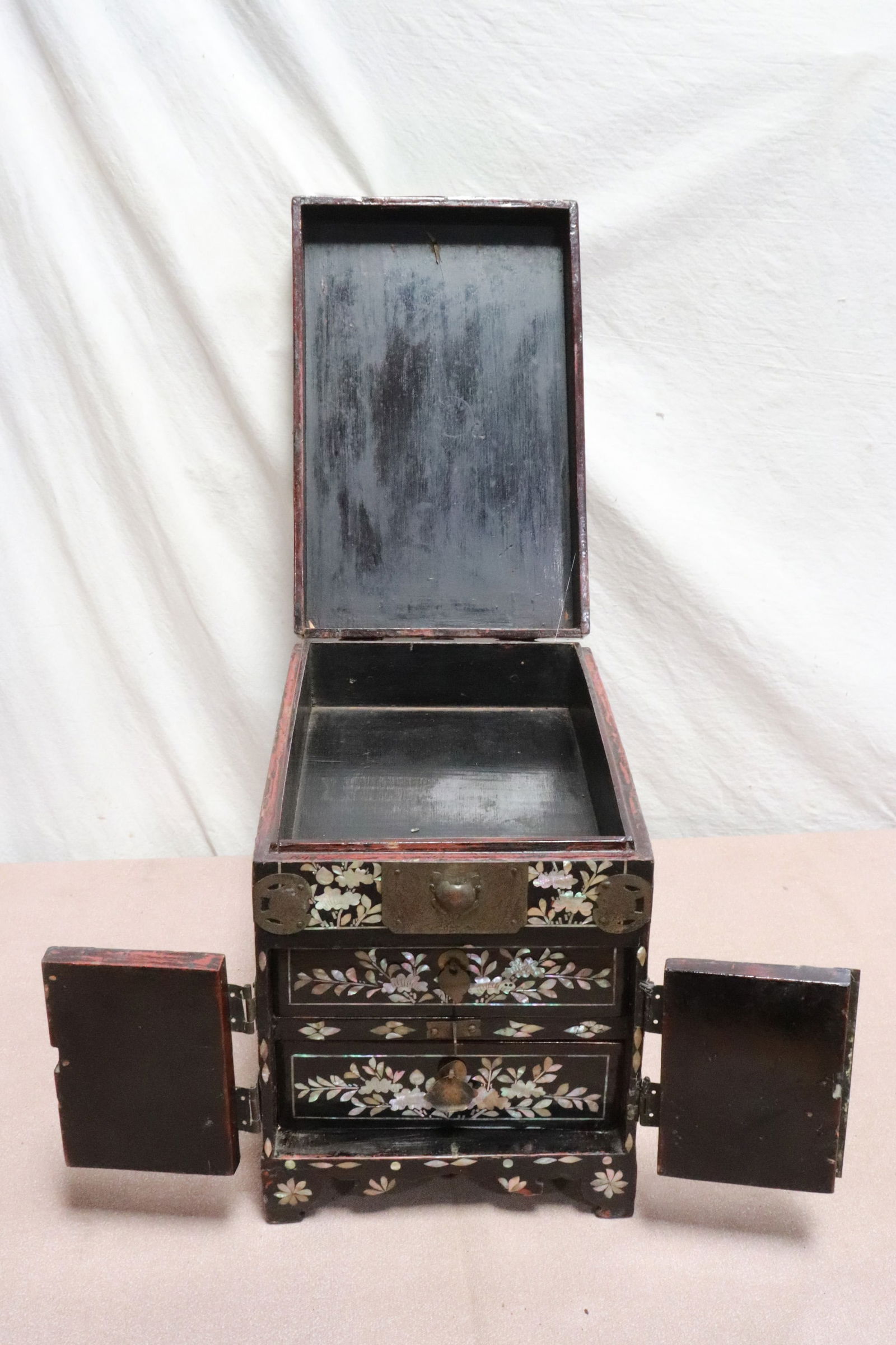 Chinese 19th c. lacquer dressing box w/ MOP inlaid (1 of 11)