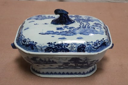Chinese 18th c. porcelain tureen, Qianlong period