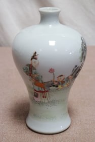 Chinese 18th c. porcelain vase, Yongzheng period