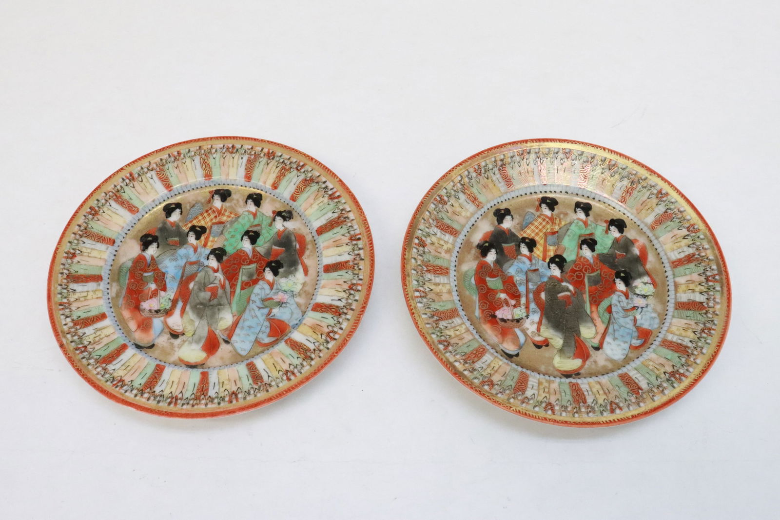 2 antique Japanese kutani porcelain plates (1 of 11)