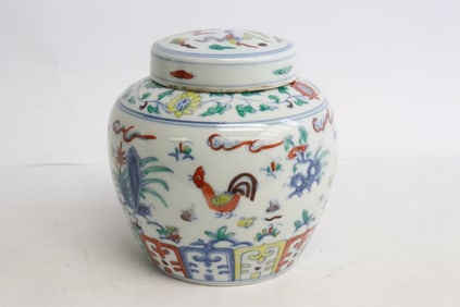Chinese wucai porcelain covered tea caddy