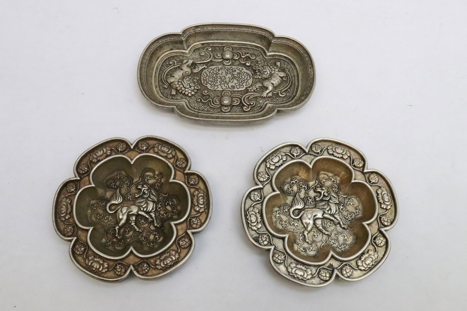 3 fancy white bronze plates: 3 fancy white bronze plates, 0.6"x3.8"dia - 0.6"x3.15"x4.7"