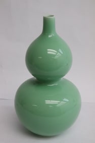 A green glazed porcelain gourd shape vase
