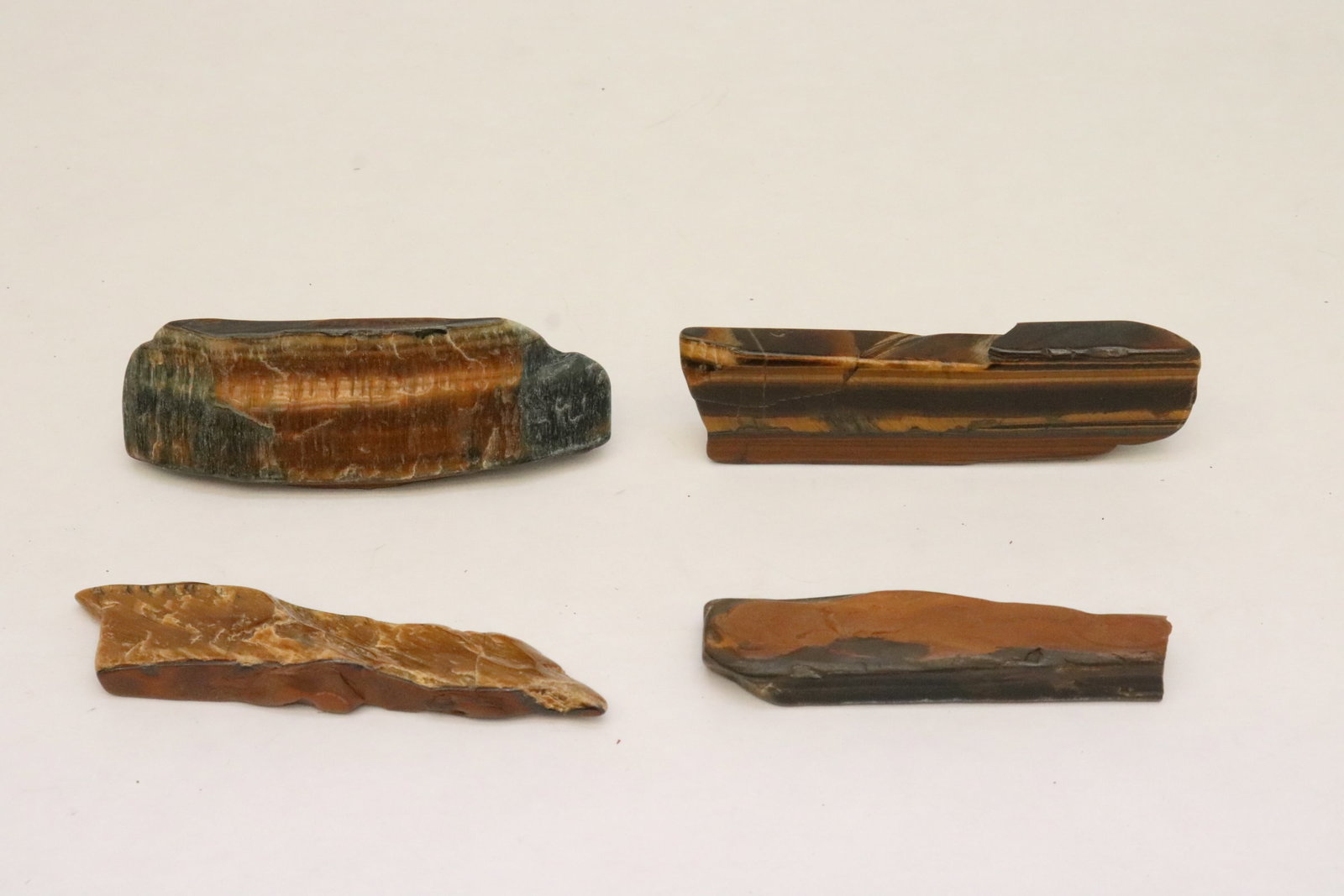 4 pieces tiger eye polished geos: 4 pieces tiger eye polished geos, 3.75"x1.1"x0.6" - 4.5"x1.3"x0.6" (box:0.95"x6.3"x5.2")