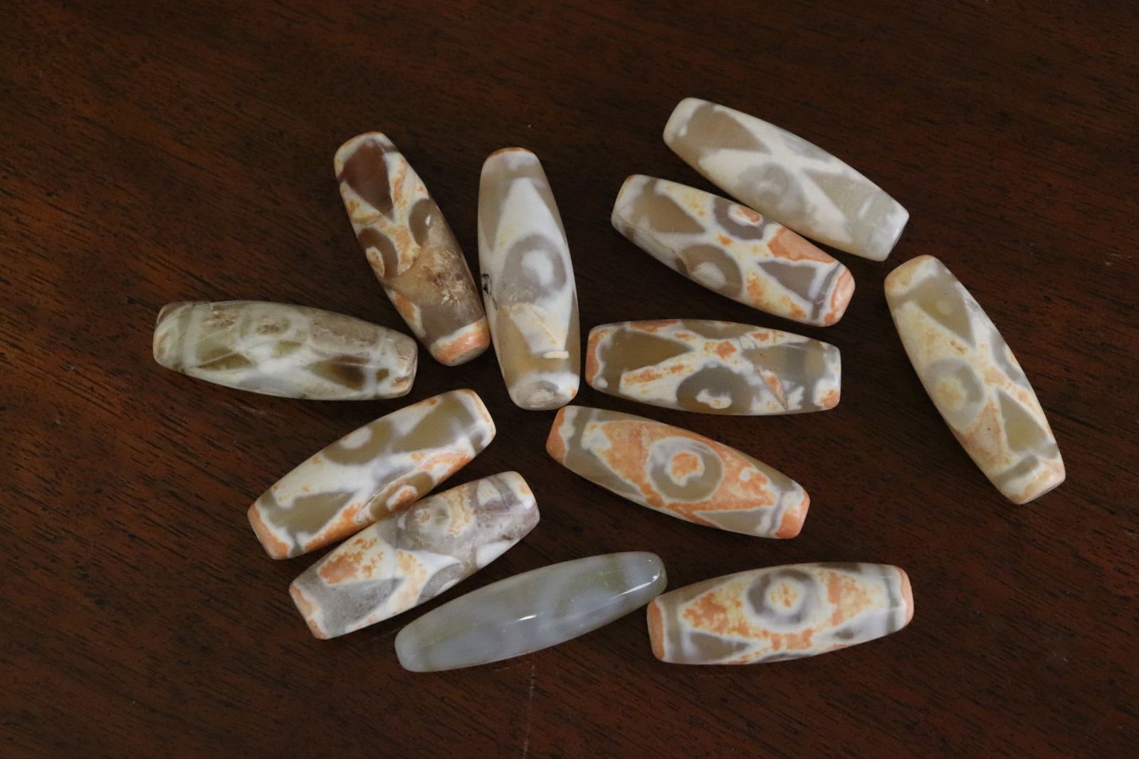 Lot of dzi bead like beads (1 of 6)