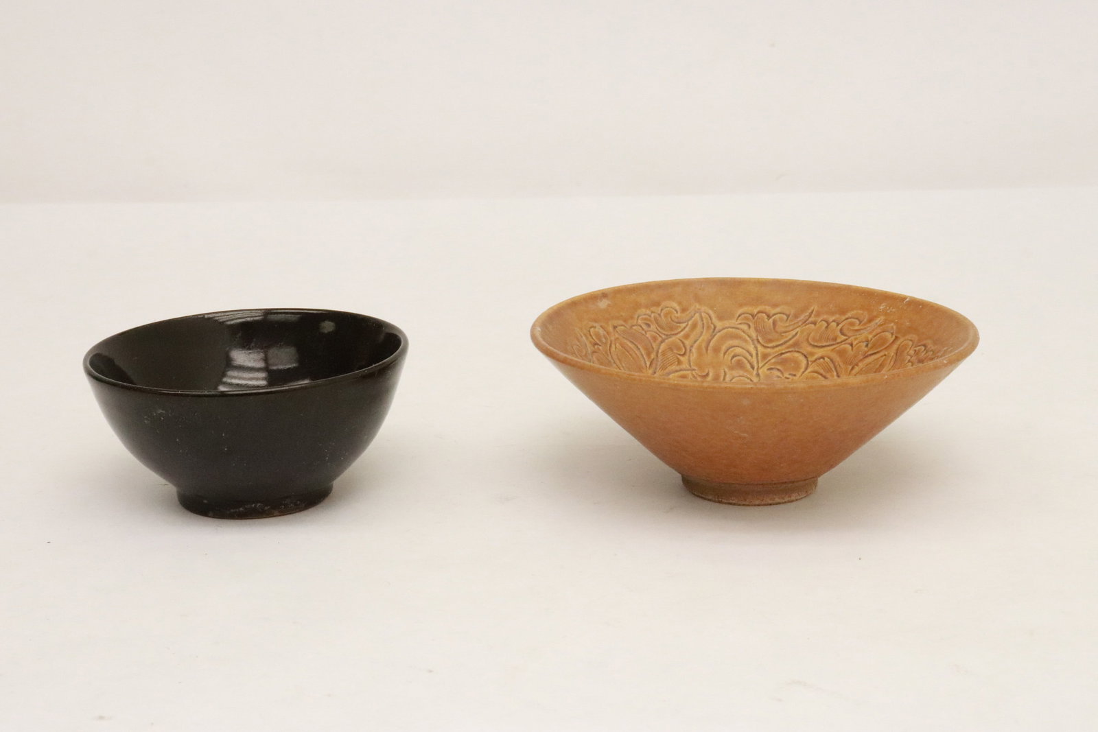 2 Song style bowls: 2 Song style bowls, 1.9"x3.95"dia, 2.1"x5.4"dia