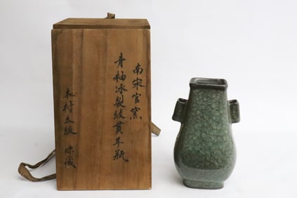 Chinese Song style celadon crackleware vase in storage box