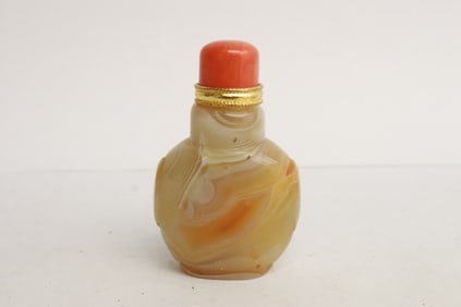 An agate snuff bottle
