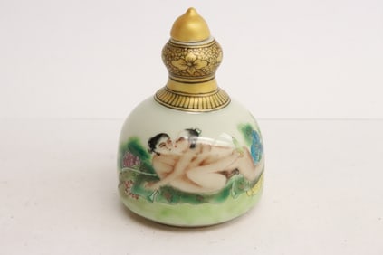 A porcelain snuff bottle
