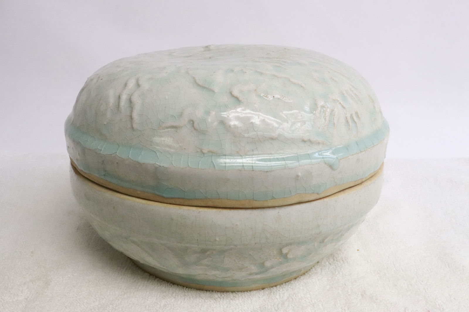 Chinese celadon large crackleware box (1 of 9)