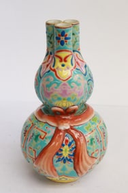 Fine Chinese famille rose porcelain vase
