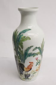 Fine Chinese famille rose porcelain vase