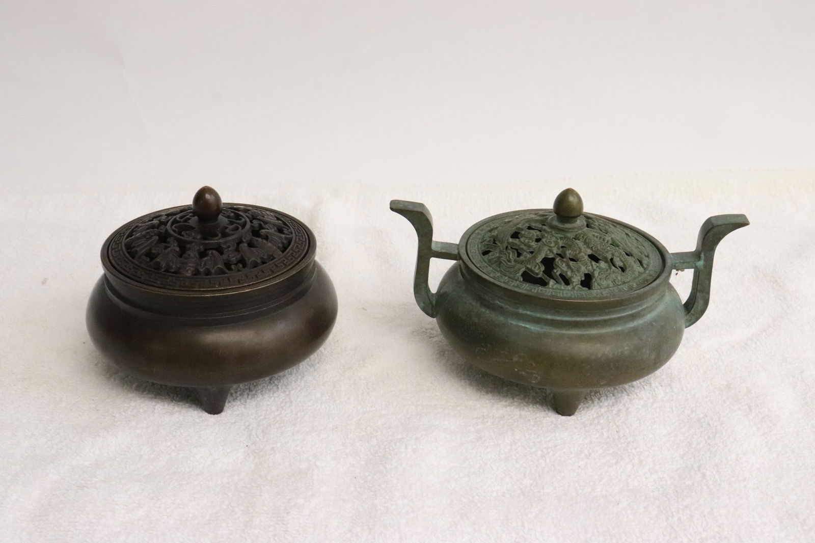 2 bronze covered censers: 2 bronze covered censers, 2.9"x3.8"dia, 3"x5.25"x3.85"