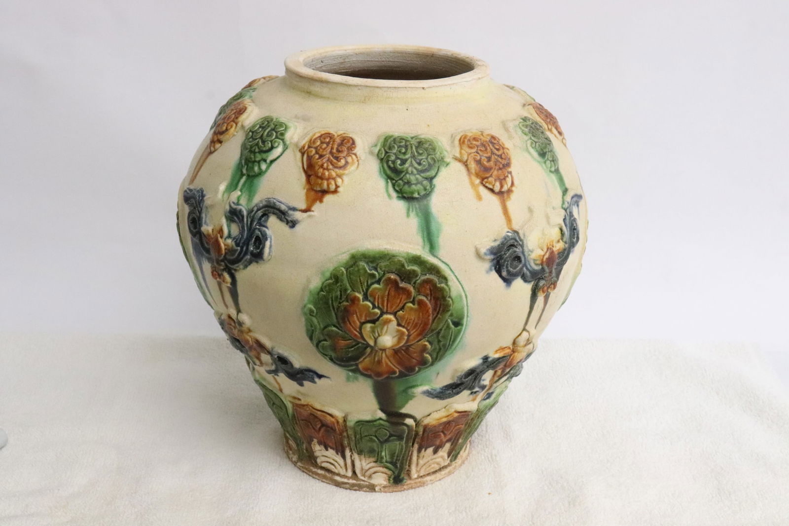 Fine sancai earthenware jar: Fine sancai earthenware jar, 8.8"x8.5"dia