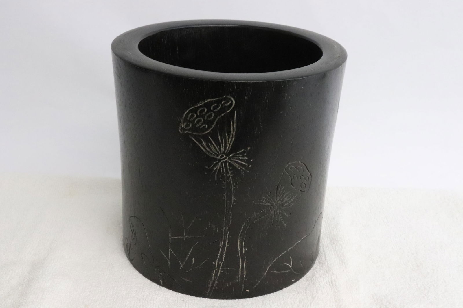 Fine rosewood brush holder: Fine rosewood brush holder, 6.15"x6.15"dia