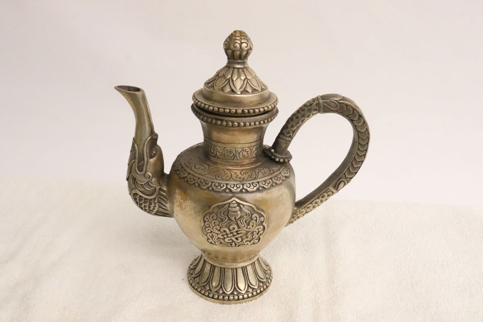 A white bronze teapot: A white bronze teapot, 7"x6.25"x3.6"