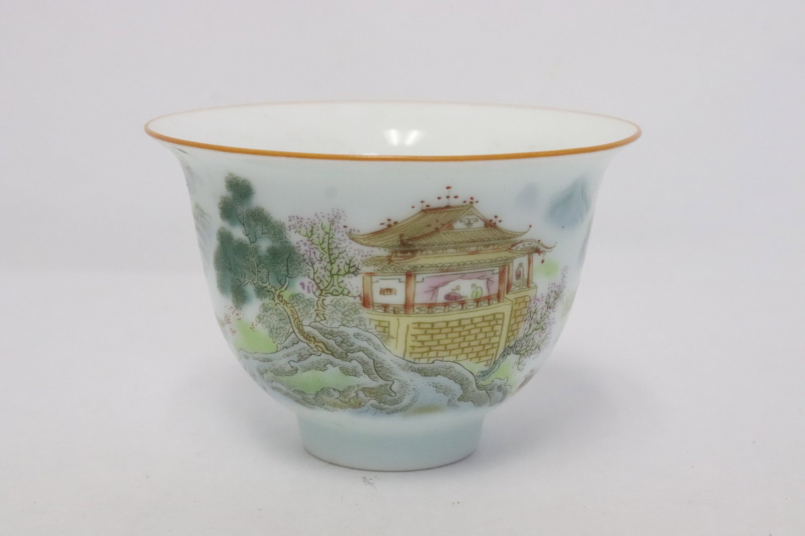 Beautiful Chinese famille rose porcelain tea bowl: Beautiful Chinese famille rose porcelain tea bowl, 2.6"x3.7"dia