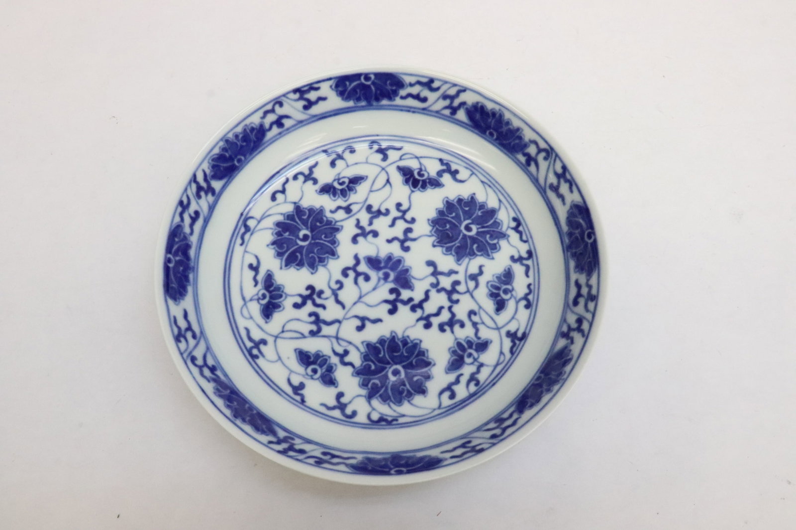 Blue and white porcelain plate: Blue and white porcelain plate, 1.65"x7.5"dia