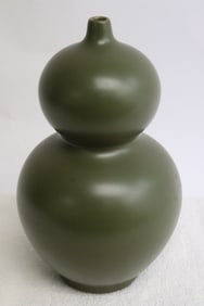 A tea dust style porcelain gourd shape vase