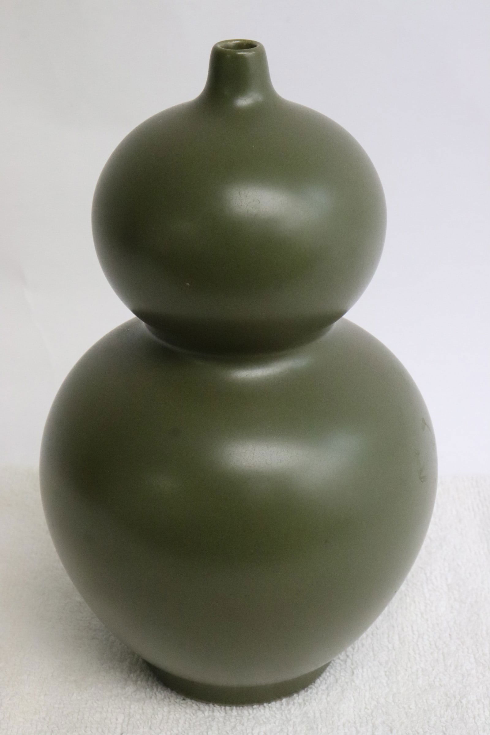 A tea dust style porcelain gourd shape vase (1 of 8)