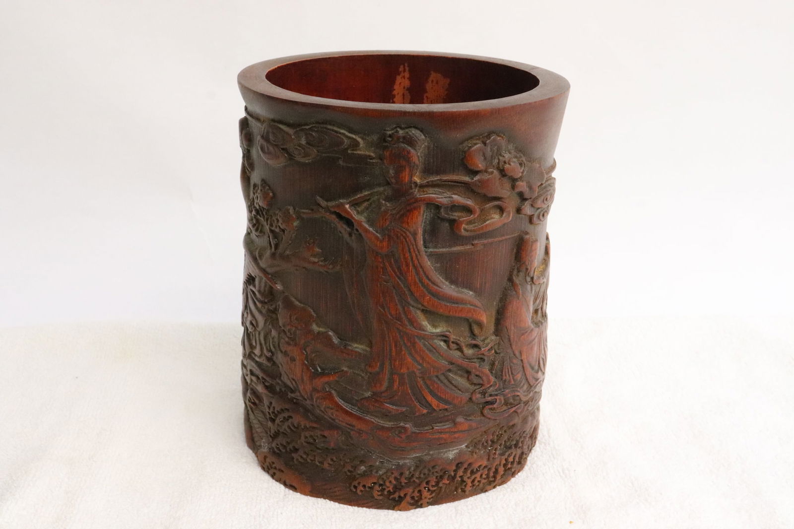 Fine Chinese bamboo carved brush holder: Fine Chinese bamboo carved brush holder, 6.5"x4.7"x5.18"