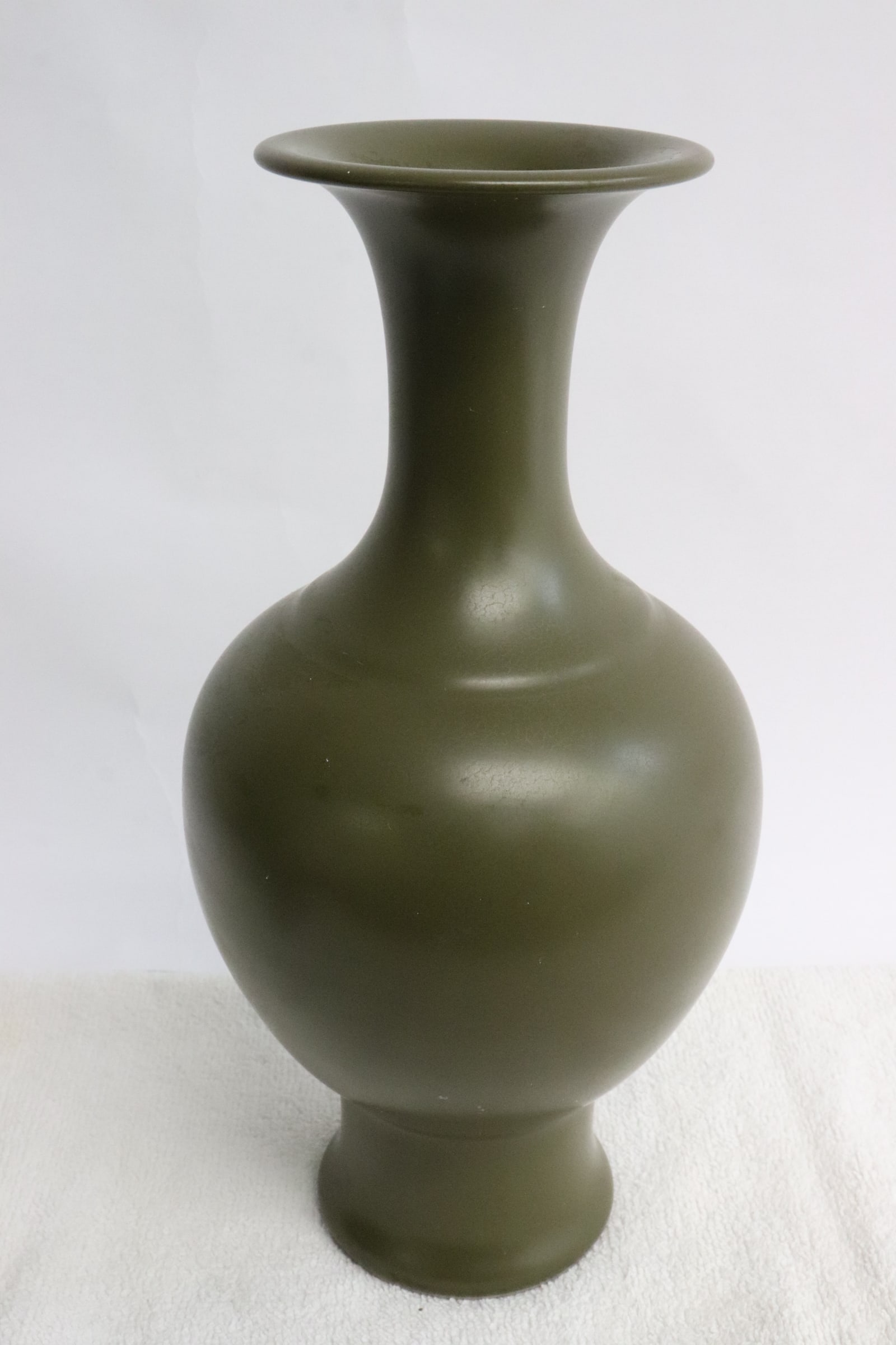 A tea dust style porcelain vase: A tea dust style porcelain vase, 9.9"x5.1"dia