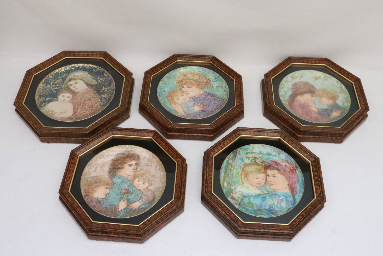 5 collector plates by Edna Hibel in shadow box: 5 collector plates (0.95"x8.5"dia ea) by Edna Hibel in display shadow box (1.85"x12.2"x12.2")