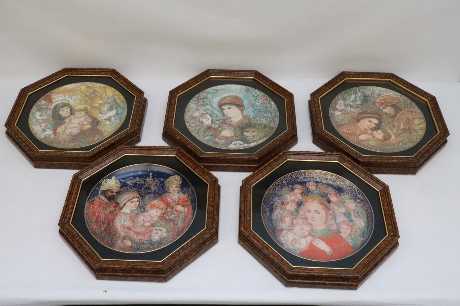 5 collector plates by Edna Hibel: 5 collector plates by Edna Hibel, 1"x10.25"dia ea (box:2.15"x14.2"x14.2" ea)