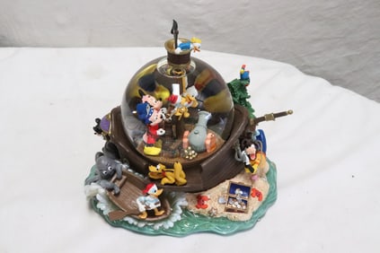 Disney snowglobe "All in the golden afternoon"