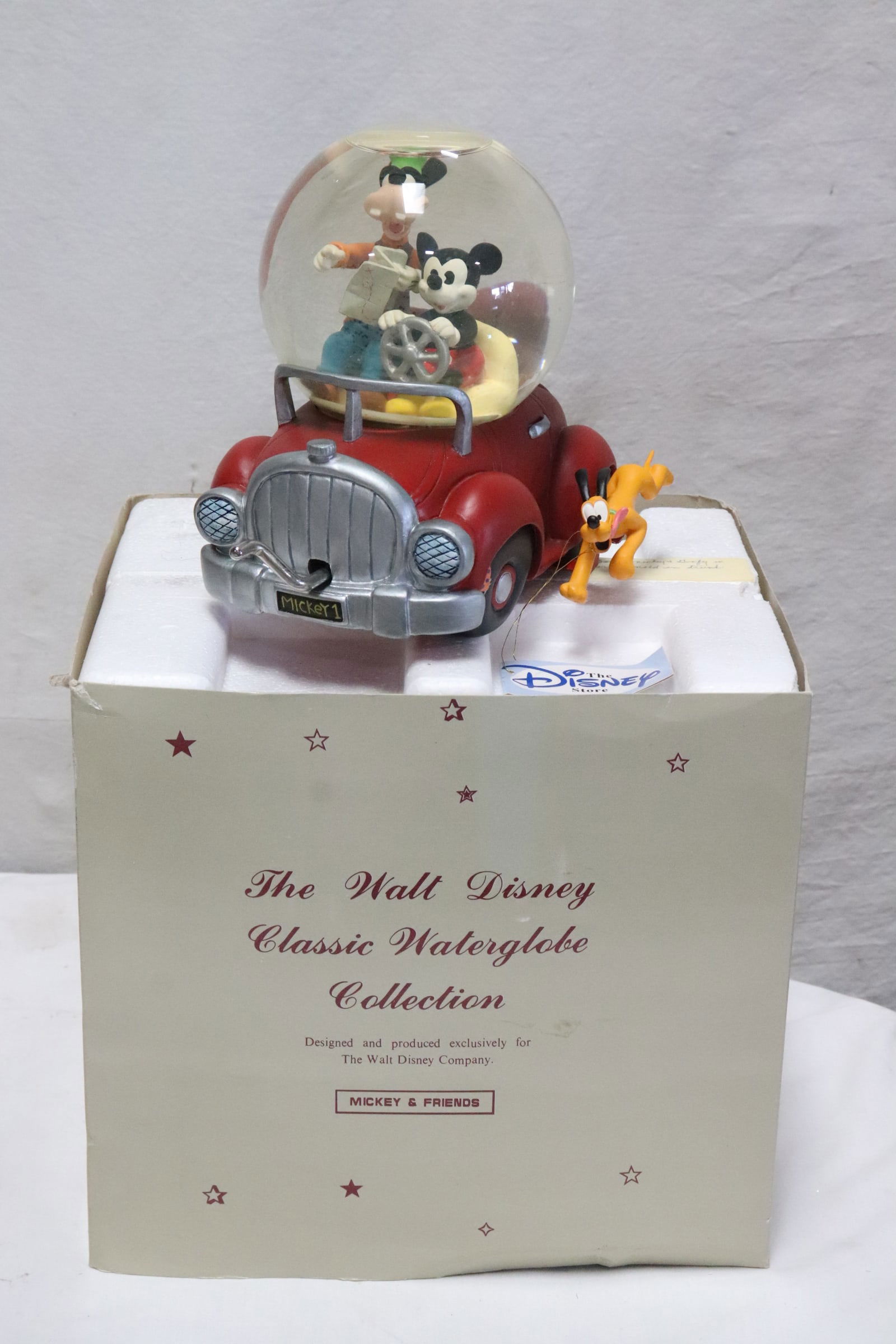 Disney snowglobe "Mickey and friends": Disney snowglobe "Mickey and friends", 6.85"x8.4"x8" (box:9.5"x10.3"x15")