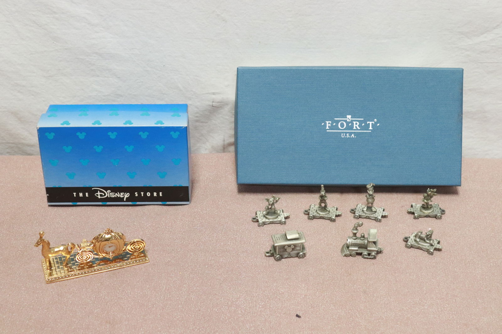 a Disney clock, & 7 pieces Disney lead miniatures: 2 sets; a Disney clock (24.2"x14.5"x6.7"), and 7 pieces Disney lead miniatures