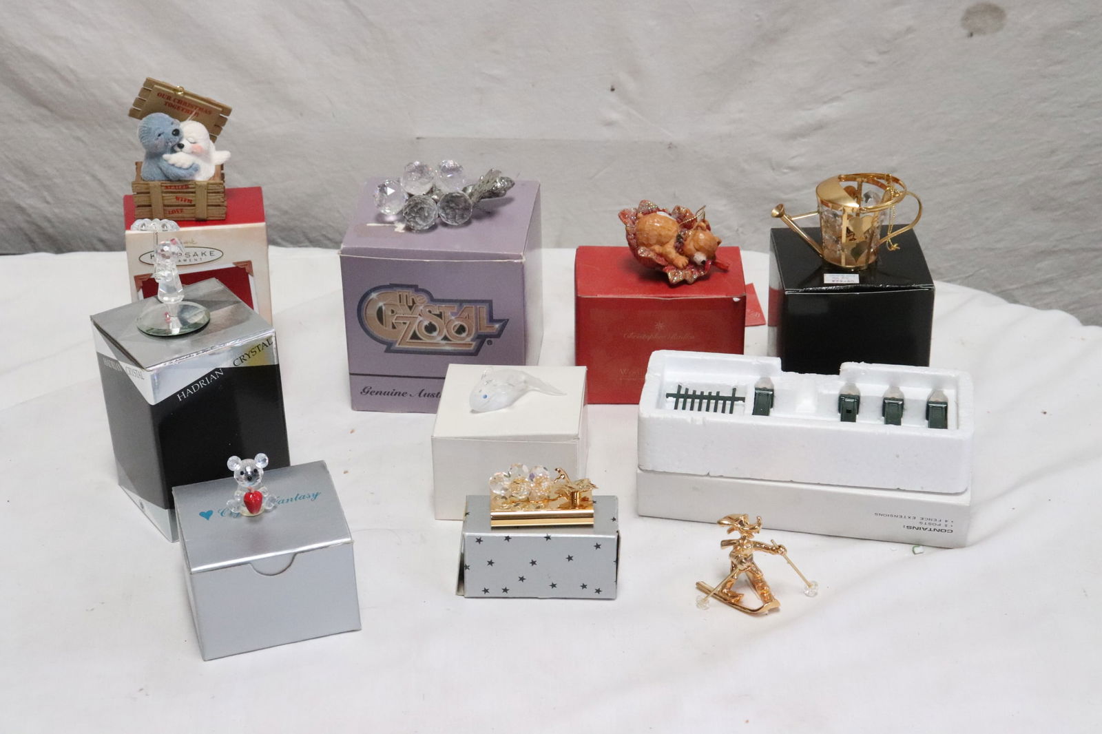 10 pieces crystal ornaments: 10 pieces crystal ornaments (1"H - 3.3"L), most in original presentation boxes (3"x1.5"x1.35" - 4"x4.1"x4")