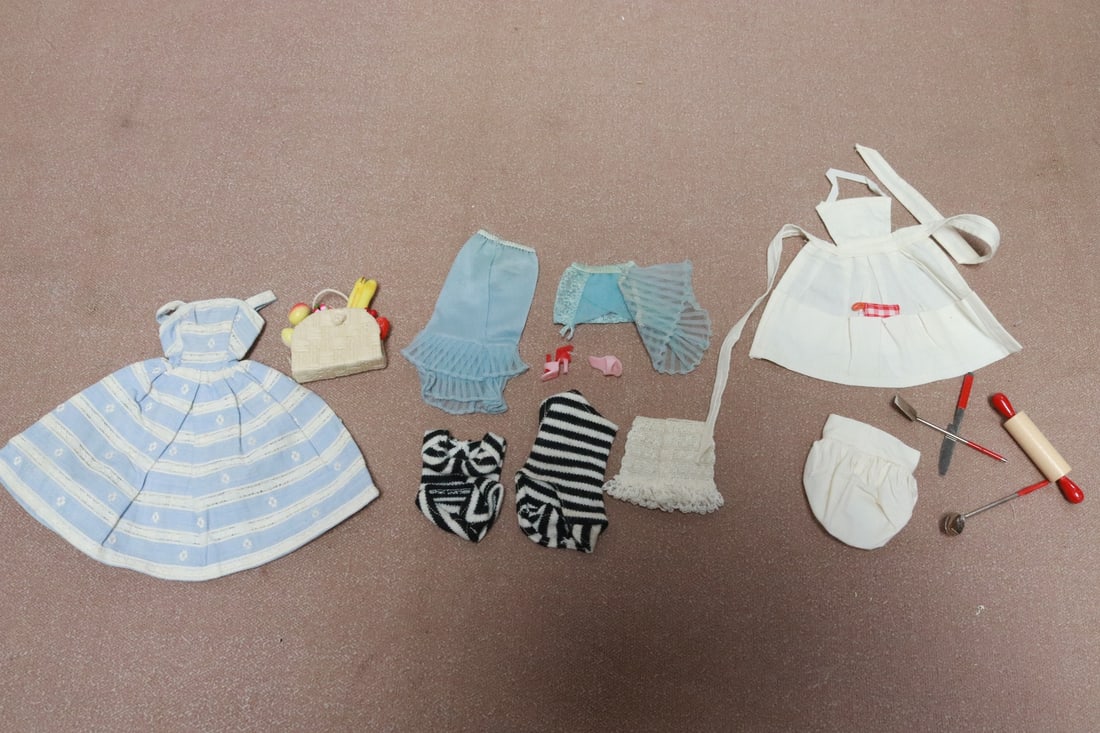 3 bags Barbie and Barbie style clothes (1 of 5)