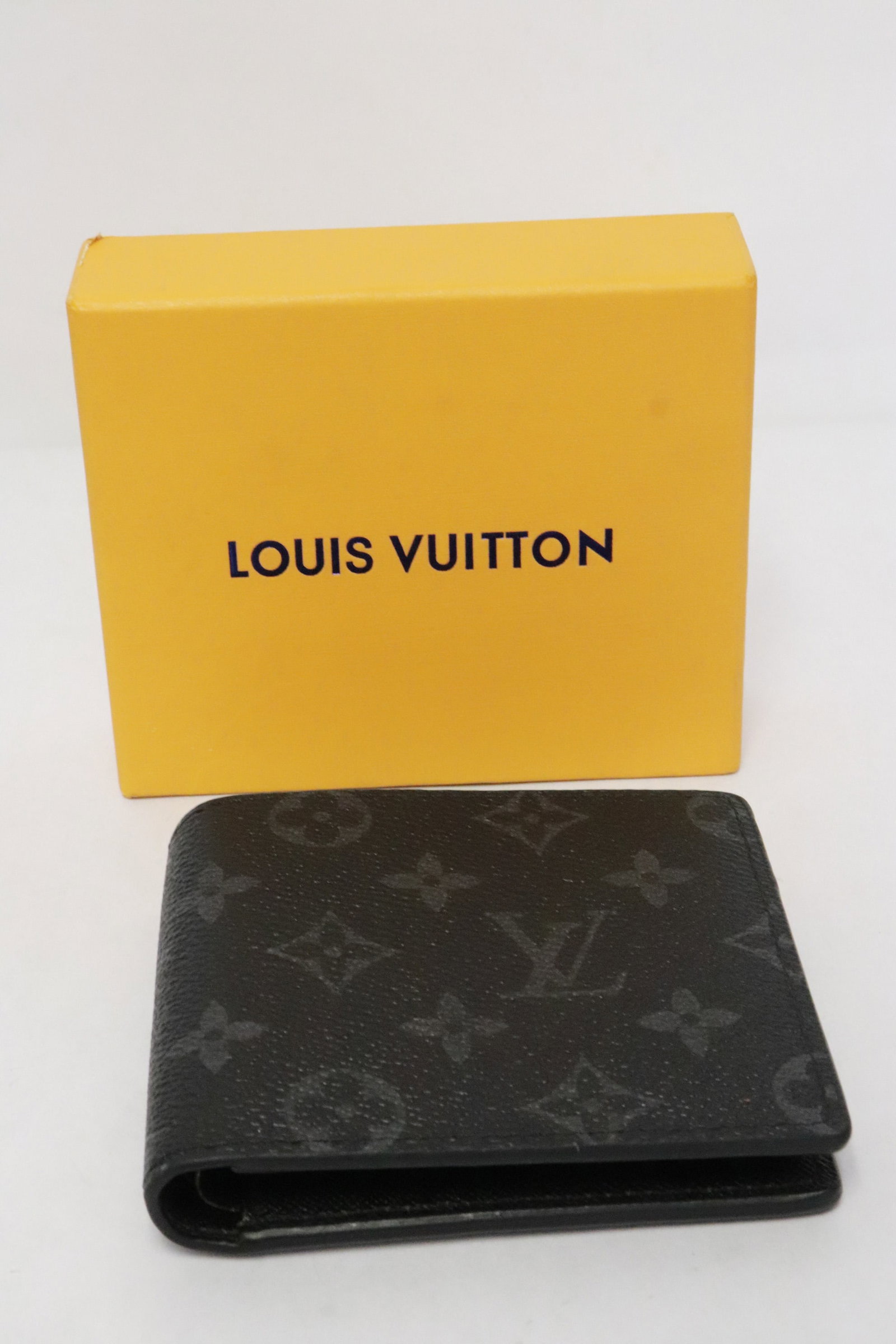 A genuine Louis Vuitton leather wallet (1 of 10)
