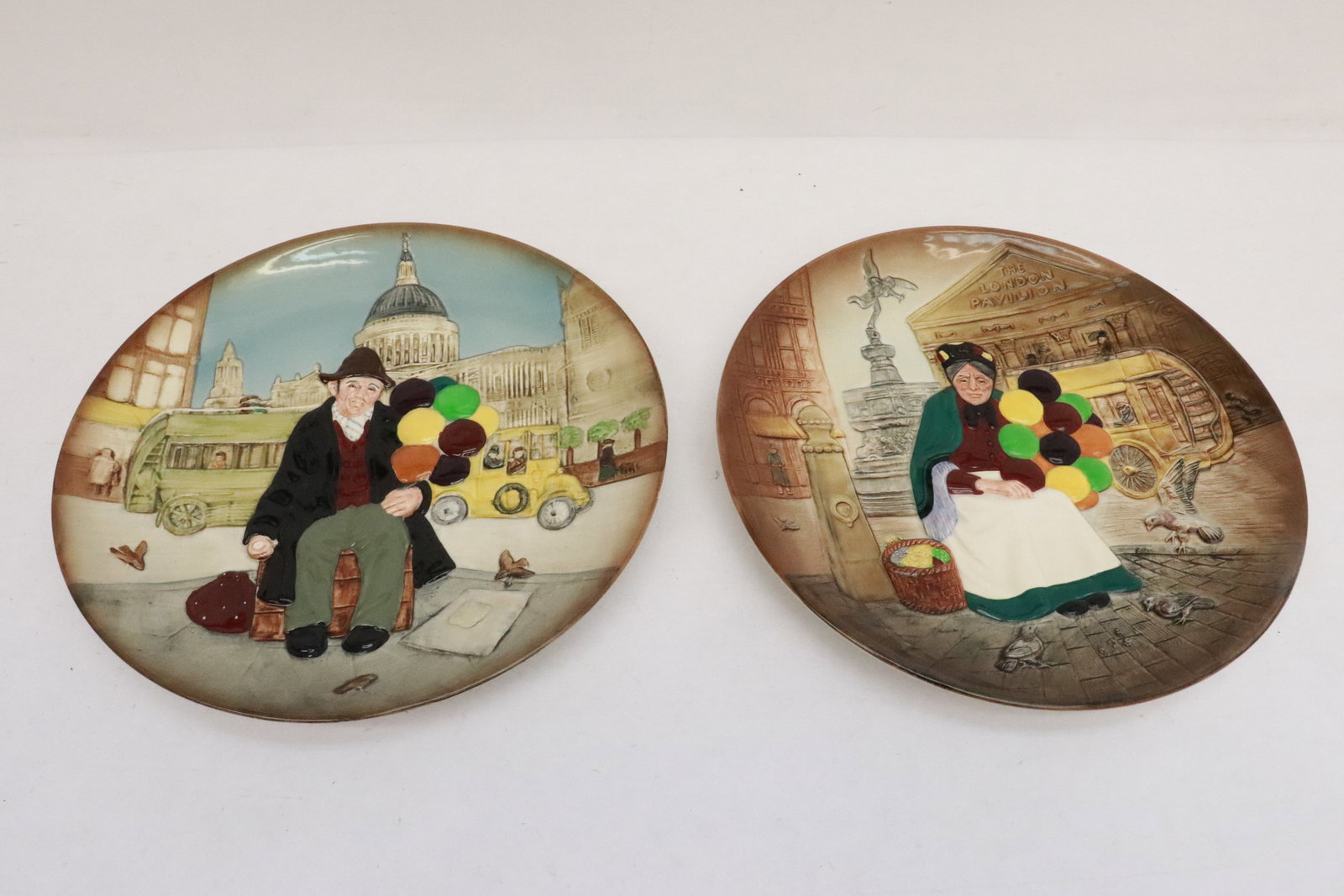 2 Royal Doulton plates: 2 Royal Doulton plates, 1.1"x10"dia ea