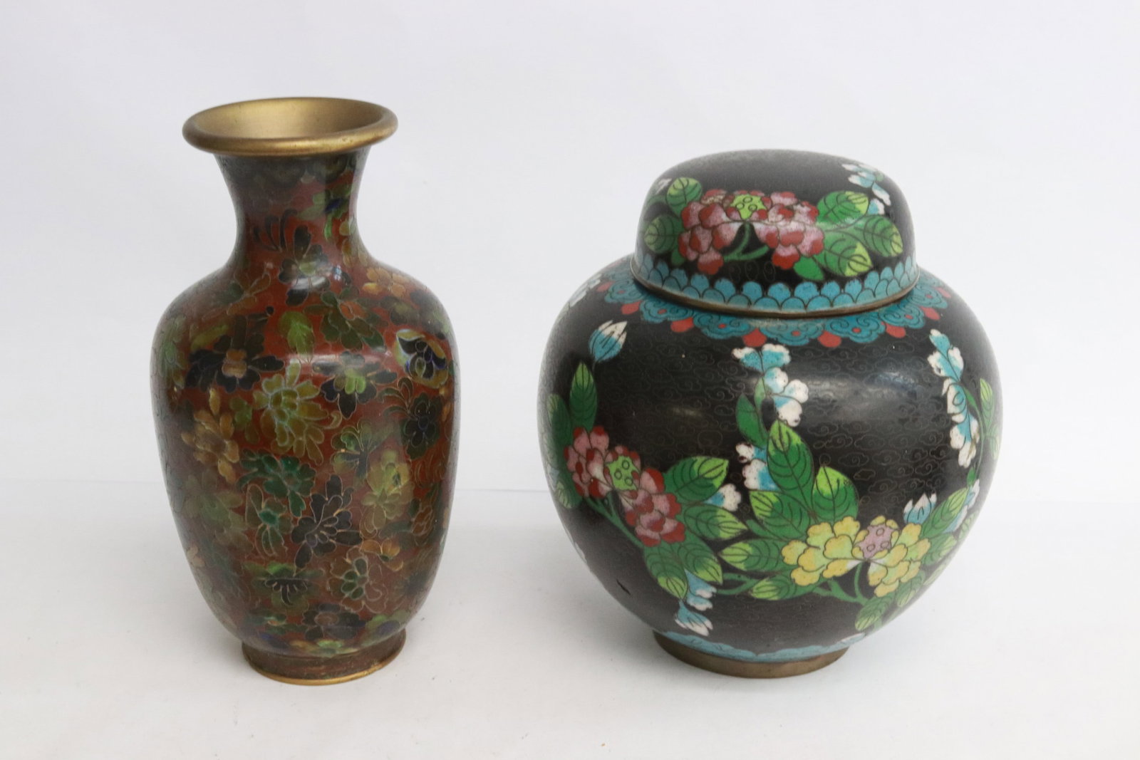 2 pieces Chinese cloisonne: 2 pieces Chinese cloisonne; a covered jar (6.5"x6"dia), and a vase (7.15"x3.8"dia)