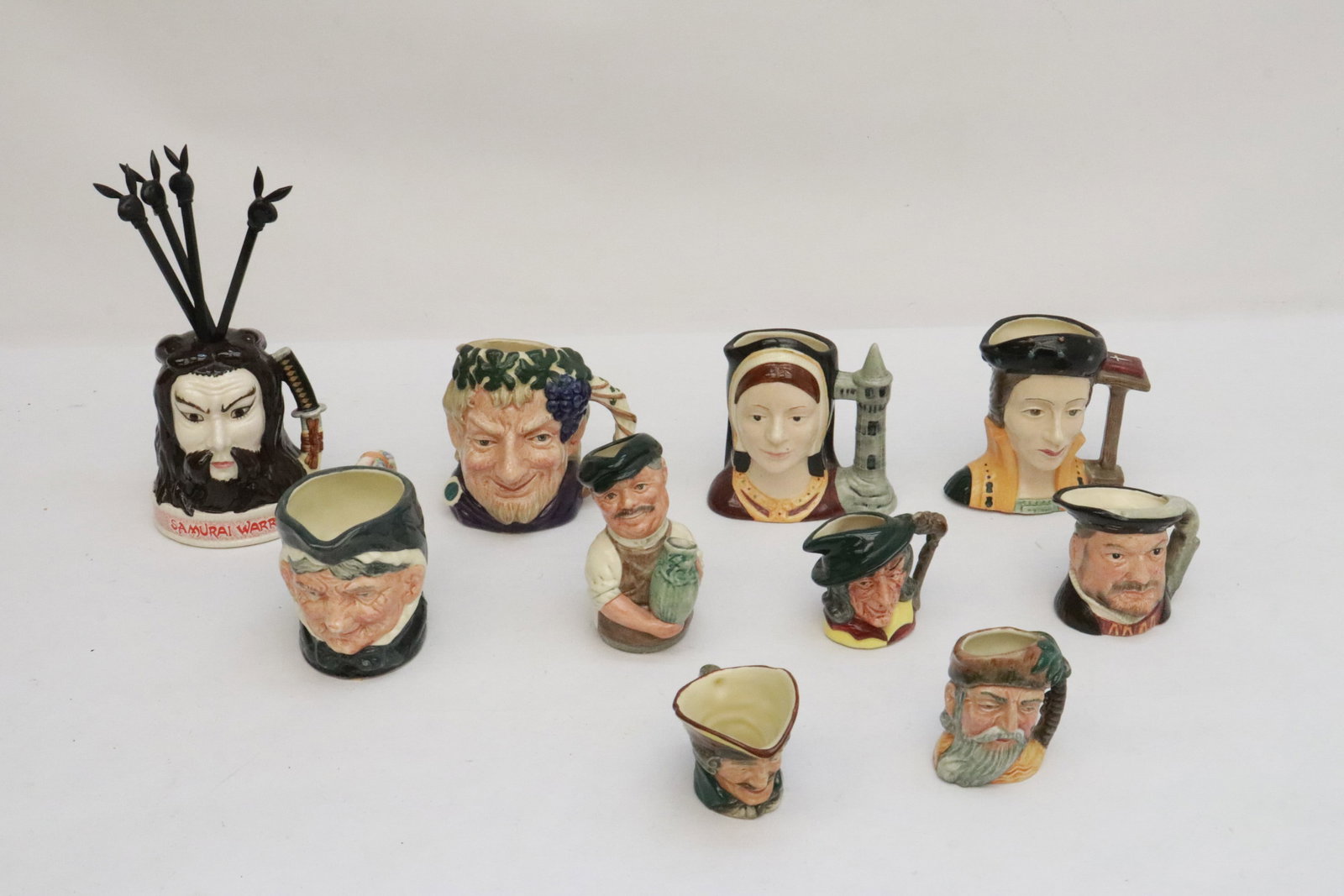 10 Royal Doulton medium/ small character jugs: 10 Royal Doulton medium/ small character jugs, 2.35"x2.9"x2.05" - 4.3"x4.25"x2.7"