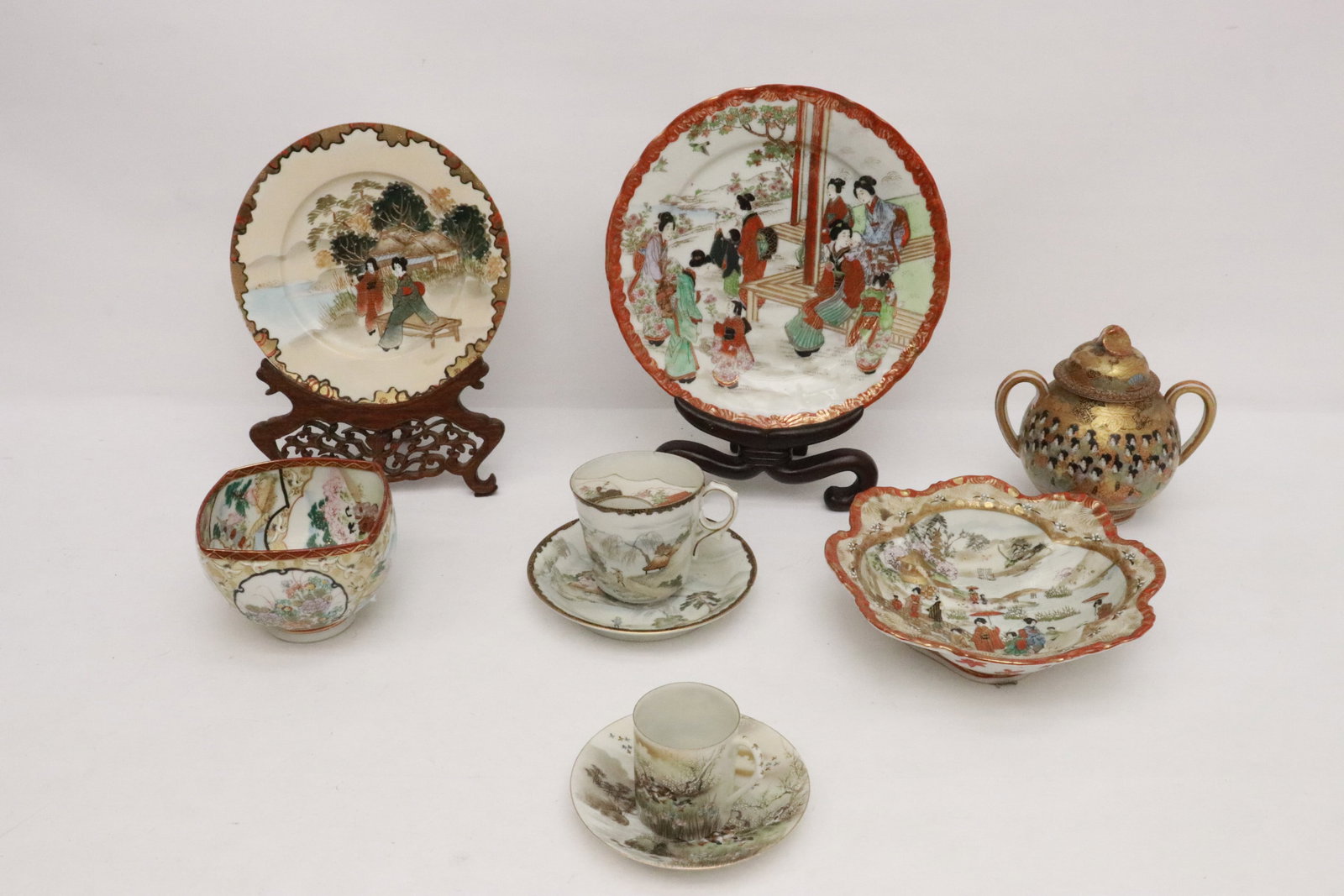 Lot of vintage kutani porcelain pieces: Lot of vintage kutani porcelain pieces; including a 19th century kutani covered tea caddy