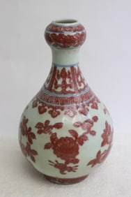 Chinese red and white porcelain garlic top vase