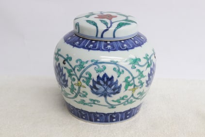 Chinese wucai porcelain covered tea caddy