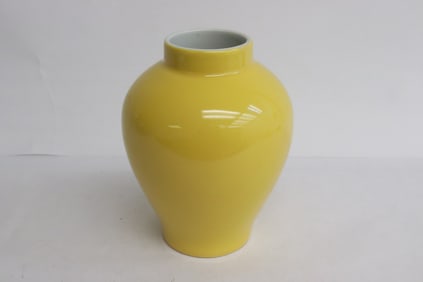 Fine Chinese yellow glazed porcelain jar