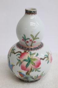Beautiful Chinese famille rose gourd shape vase