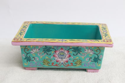 A beautiful famille rose porcelain planter