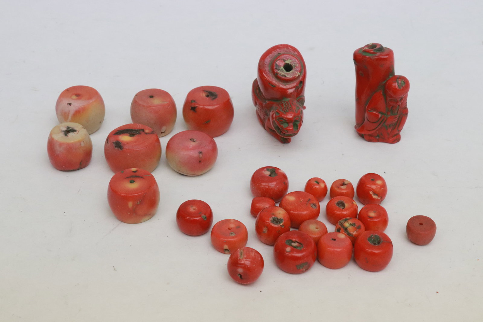 Bag of loose coral beads: Bag of loose coral beads (0.45"x0.68"dia - 2.6"x1.6"x1.35"?