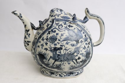 Large Chinese blue & white porcelain wine server